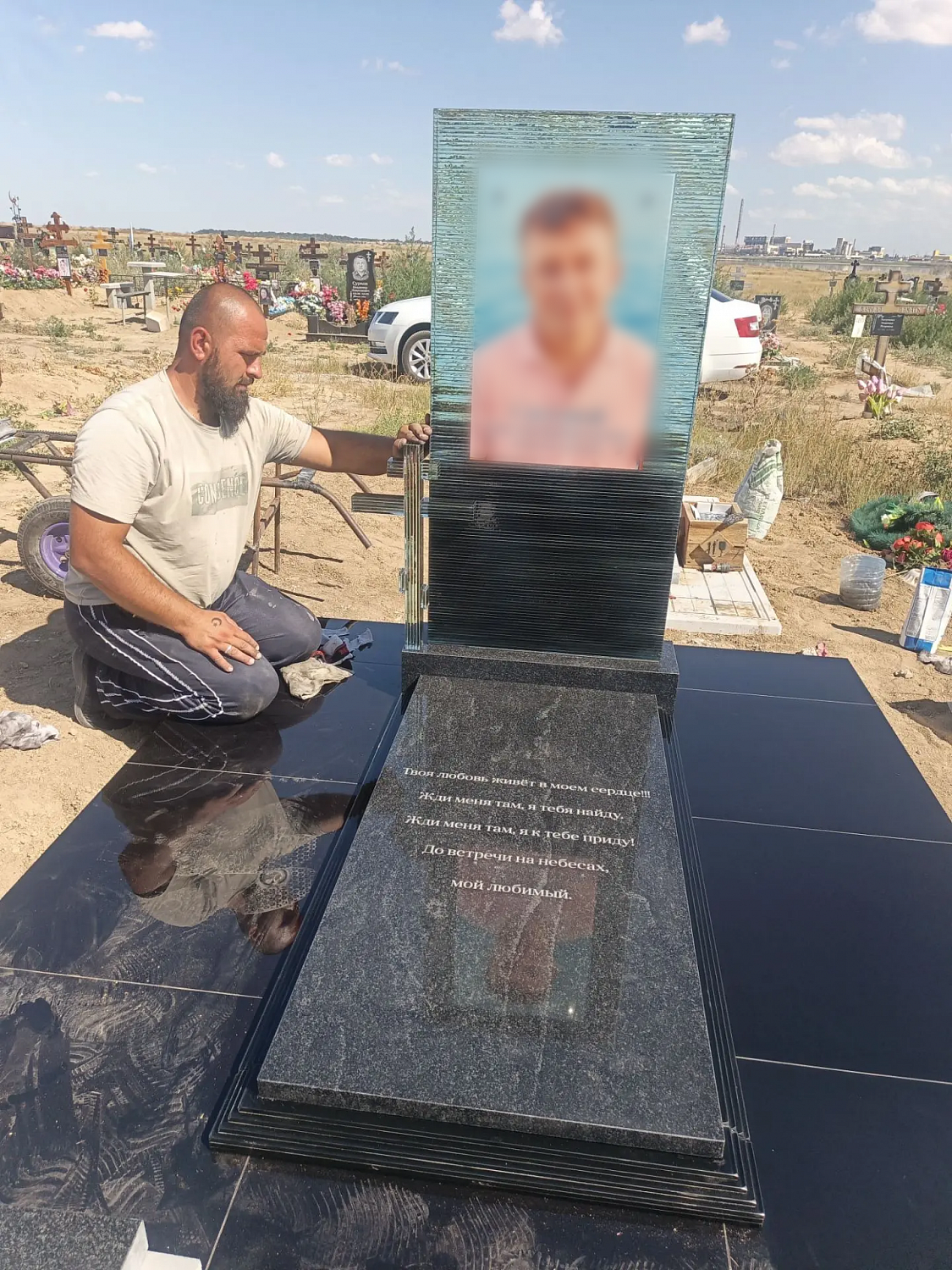 Установка стеклянного памятника