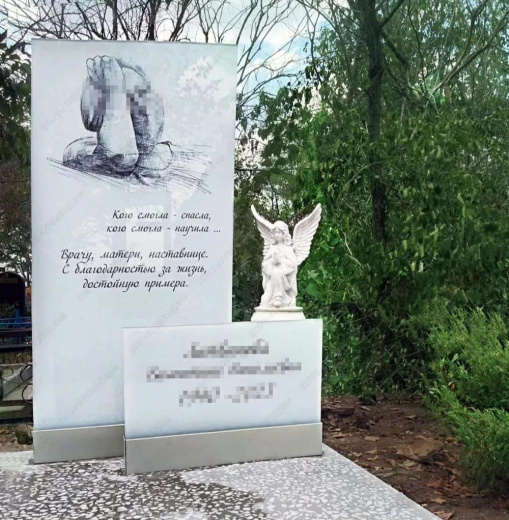 Стеклянный памятник с двумя стелами 